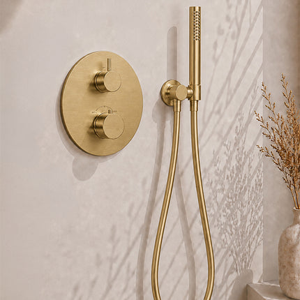 Wiesbaden Caral inbouwthermostaat 30 cm staafhanddouche geborsteld messing - detailfoto | Schwertz & Co