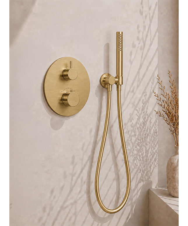 Wiesbaden Caral inbouwthermostaat 30 cm staafhanddouche geborsteld messing - detailfoto | Schwertz & Co