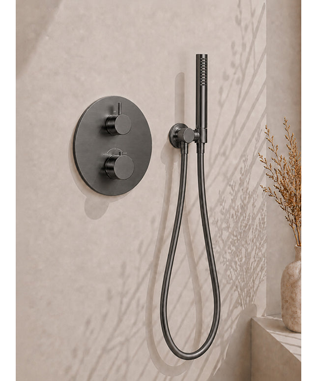 Wiesbaden Caral inbouwthermostaat 25 cm staafhanddouche gunmetal - detailfoto | Schwertz & Co