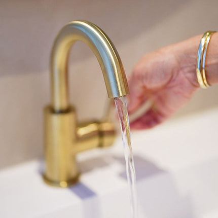 Wiesbaden Caral wastafelkraan geborsteld messing - detailfoto | Schwertz & Co
