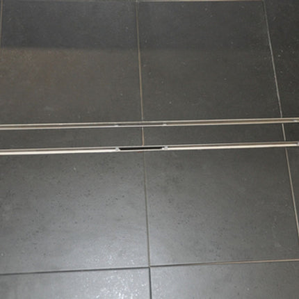 Wiesbaden tegelrooster douchegoot 50 x 7 cm RVS - detailfoto | Schwertz & Co