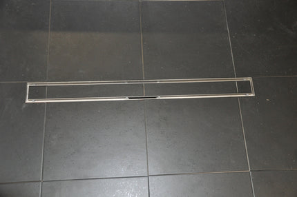 Wiesbaden tegelrooster voor douchegoot 70 x 7 cm RVS - detailfoto | Schwertz & Co