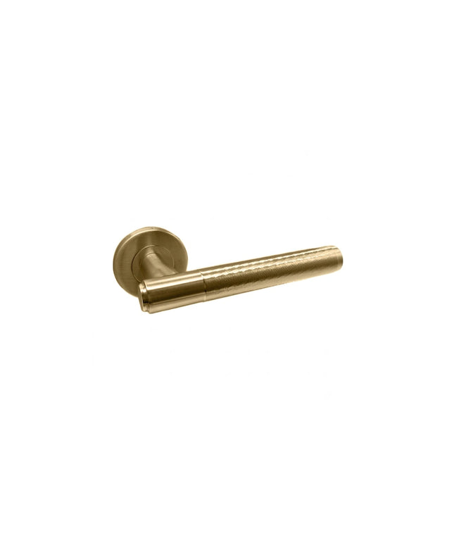 DutchLine Hammer deurkruk PC55 geborsteld messing handgehamerd