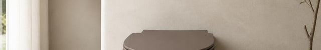 Hangtoilet in taupe in een lichte toiletruimte - Schwertz & Co
